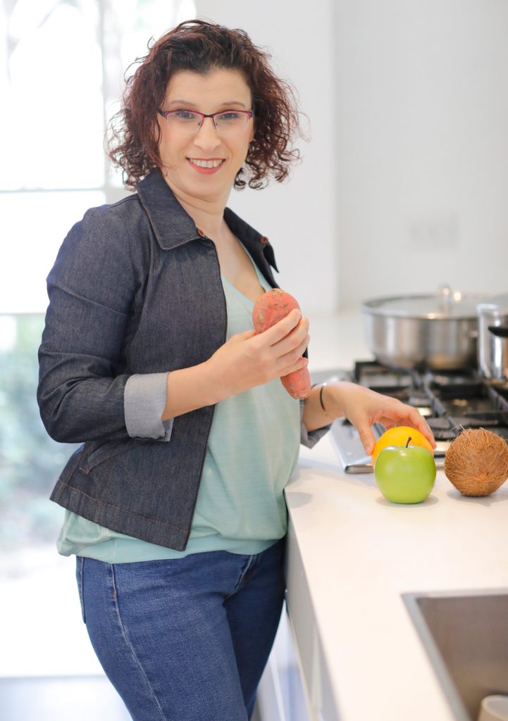 שירה רוזנבוים מחזיקה ירקות ופירות
