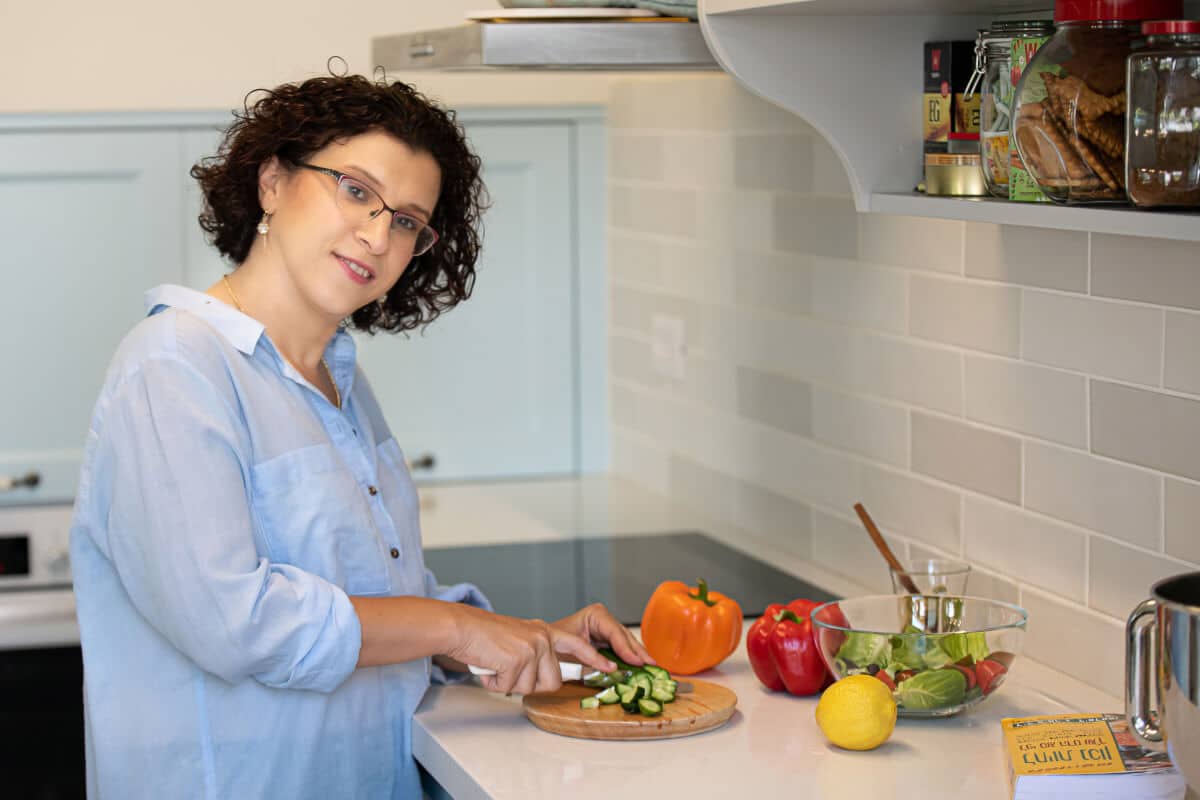 שירה רוזנבוים חותכת סלט